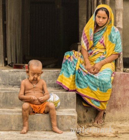 ოთხი წლის ბავში, რომელიც 80 წლის მოხუცს გავს